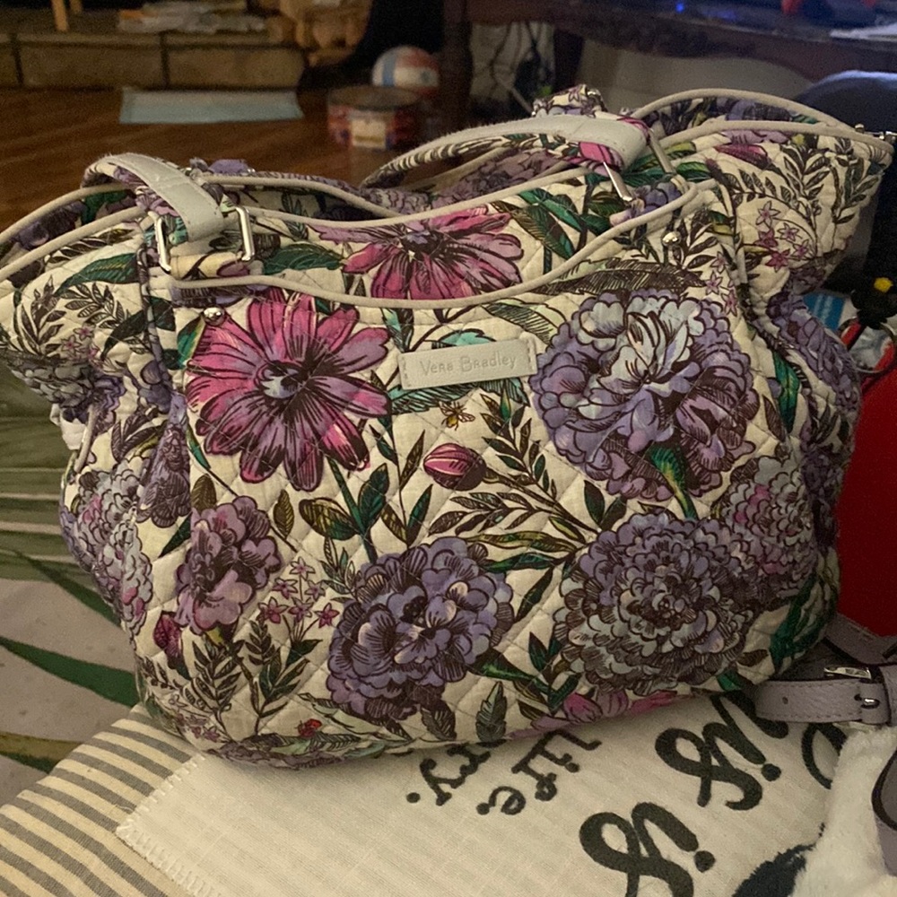 Vera Bradley hand bag beautiful pattern. Purchased last year